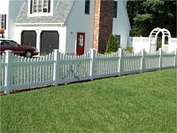 <b>White vinyl scalloped picket fence</b>